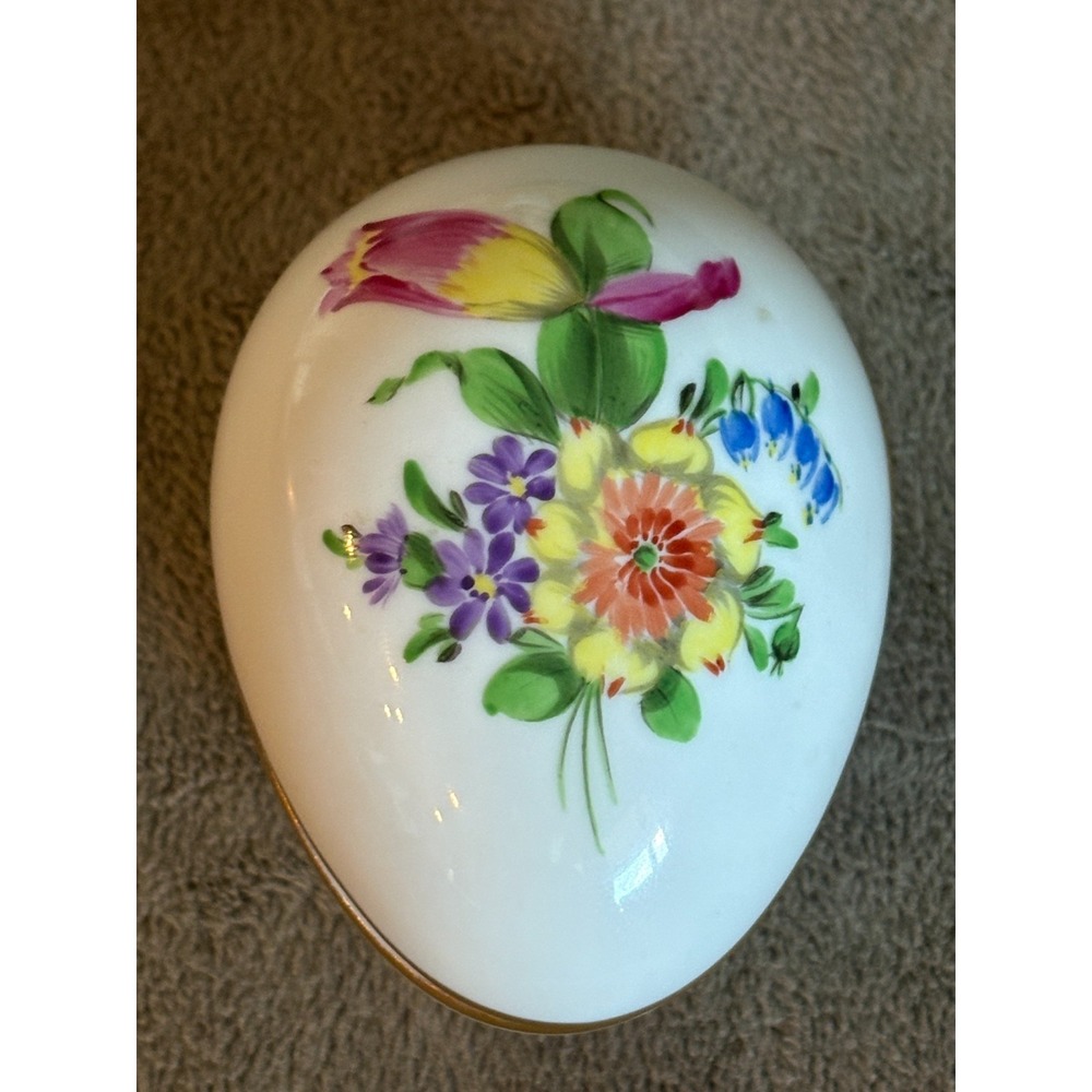 HEREND Hungary Porcelain Pretty Hand-painted‎ Floral Egg Trinket Box